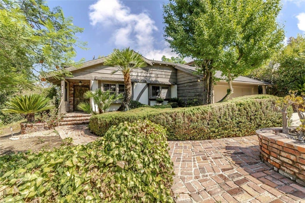 3853 Eureka Dr
