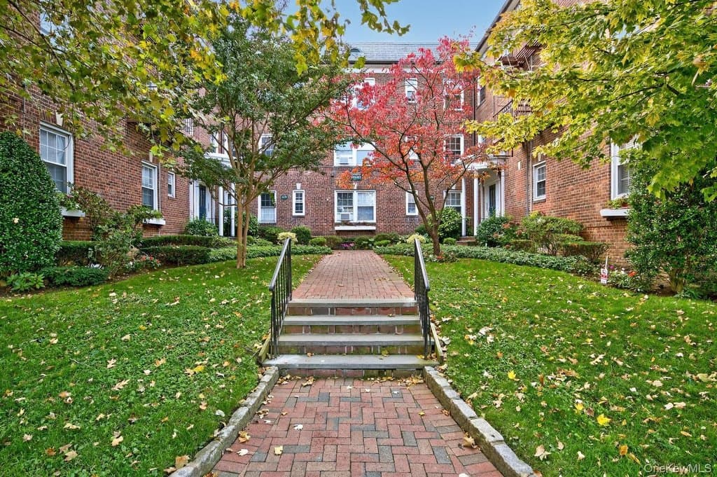 8 Welwyn Rd Apt 3F, Great Neck