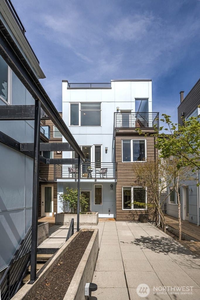 4331 Woodland Park Ave N