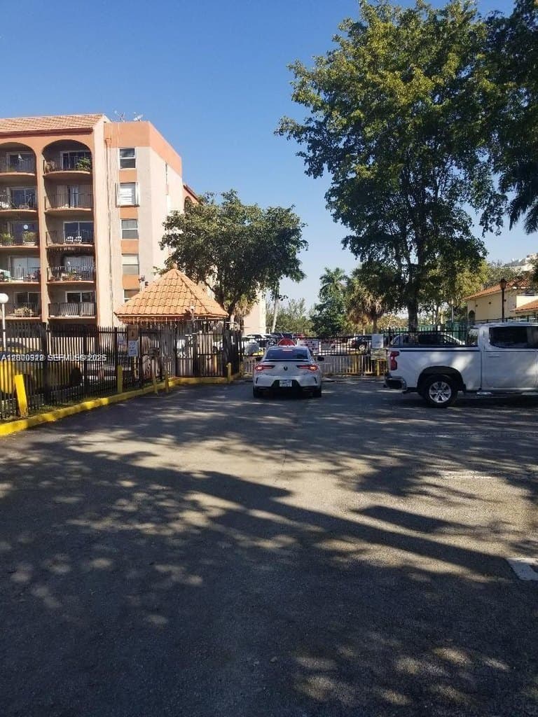 5201 NW 7th St Apt 609W