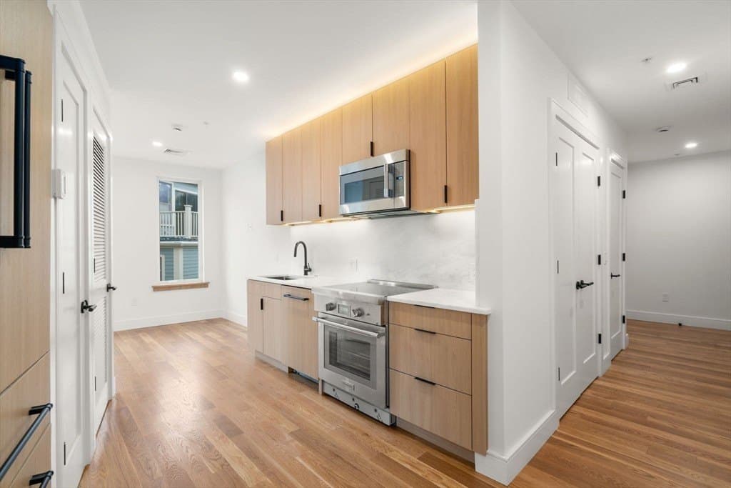 58 Kent St Unit 304, Brookline