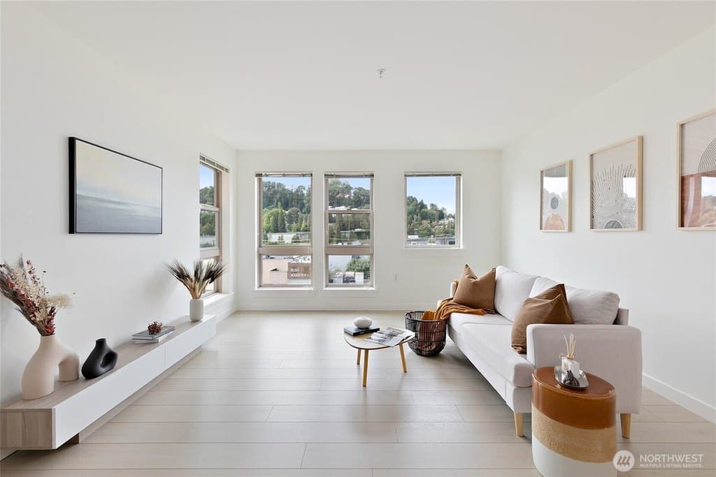 827 Hiawatha Pl S Apt 402