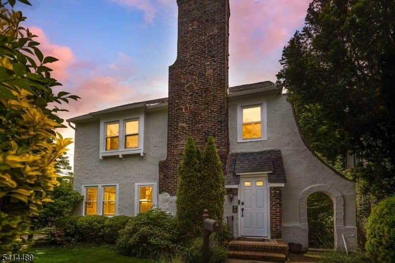 5 Canterbury Dr, Montclair