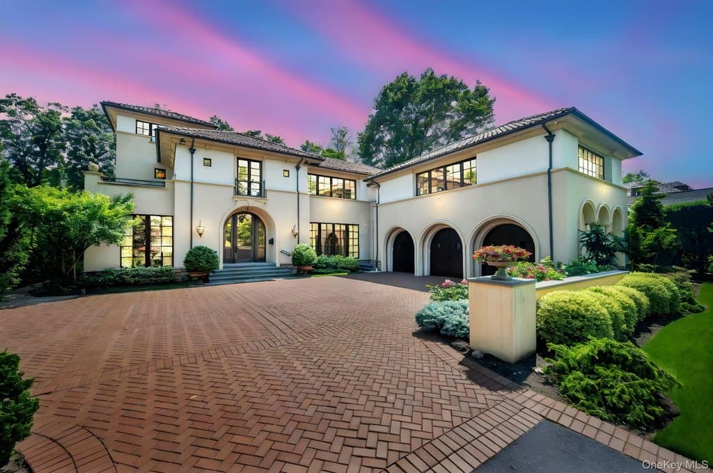 48 Nassau Dr, Great Neck