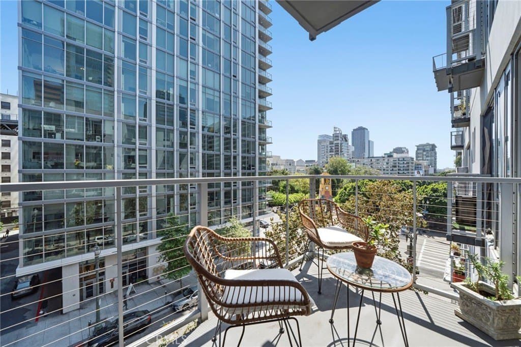 645 W 9th St Apt 424, Los Angeles