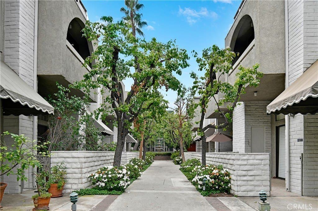 5335 White Oak Ave Unit A, Encino