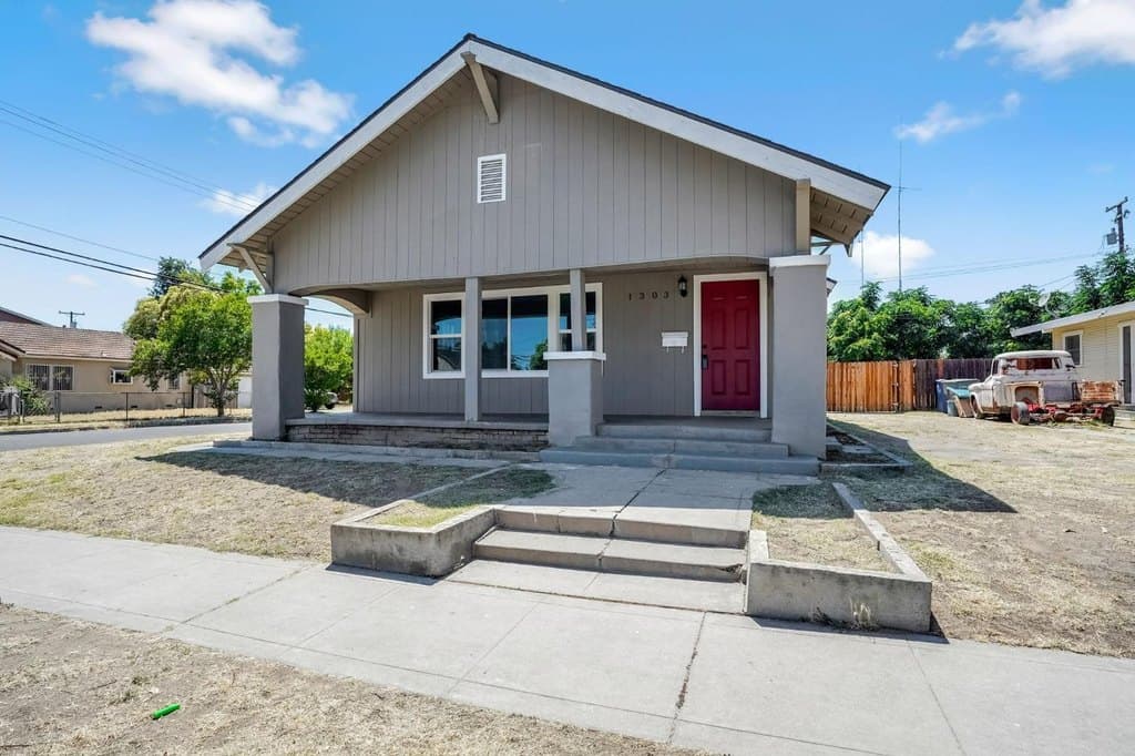 1303 N Calaveras St, Fresno