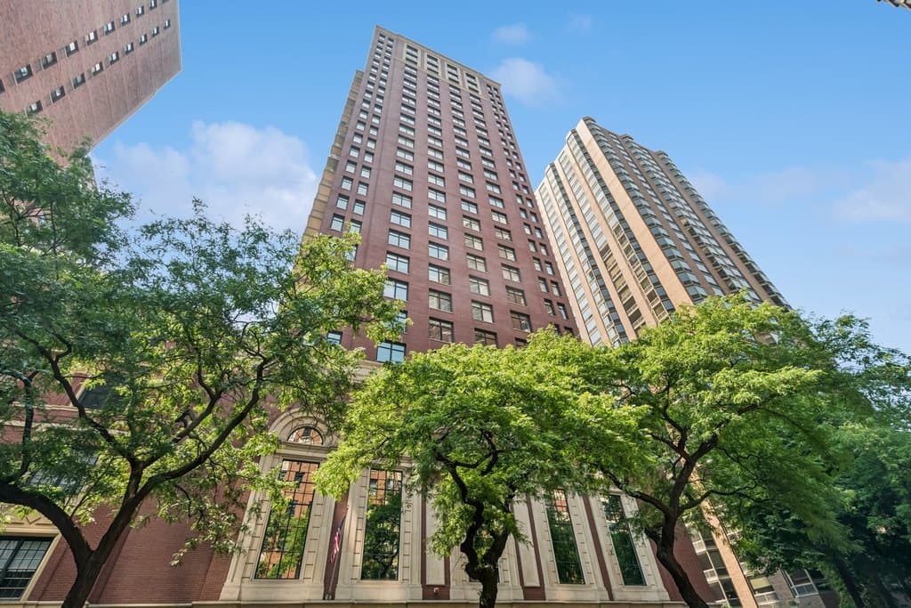 1122 N Dearborn St Apt 8E