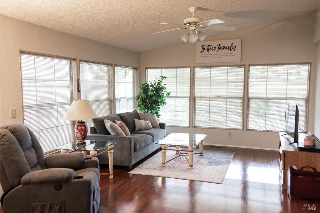 171 Colonial Park Dr, Santa Rosa