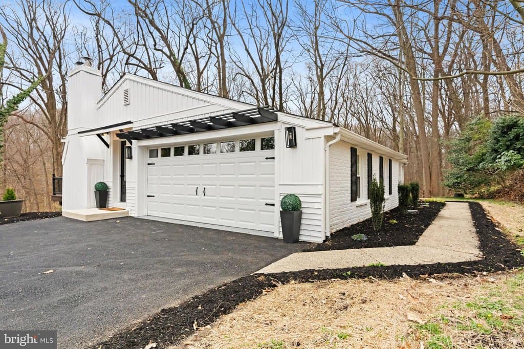 971 Stevens Ln, Wayne