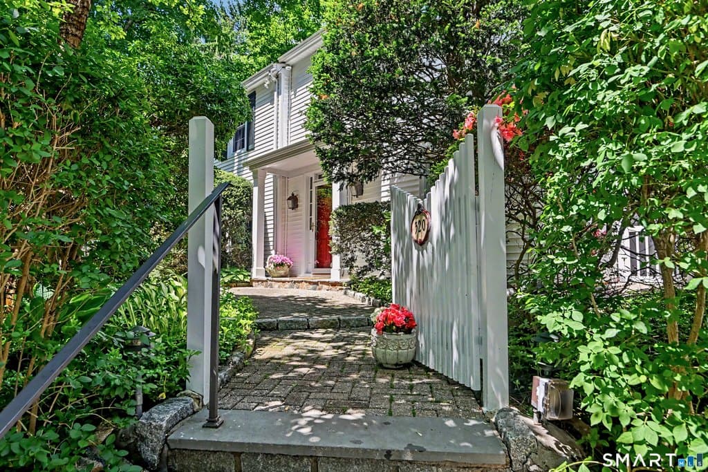 320 Ingleside Dr, Stamford