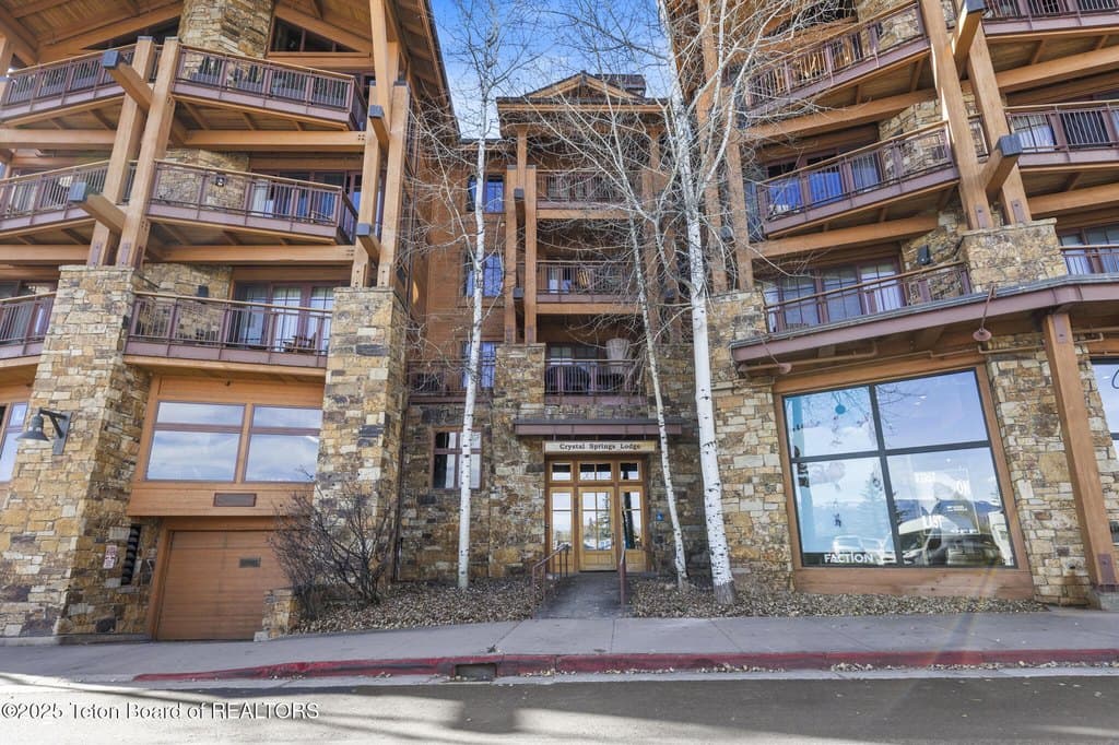 3285 W Village Dr Unit 304, Teton Village