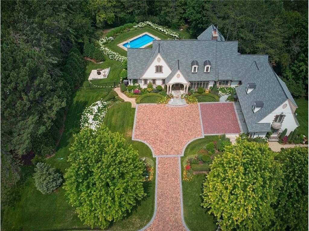 325 Highcroft Ln, Wayzata