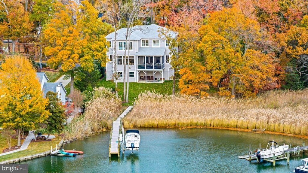 90 E Lake Dr, Annapolis