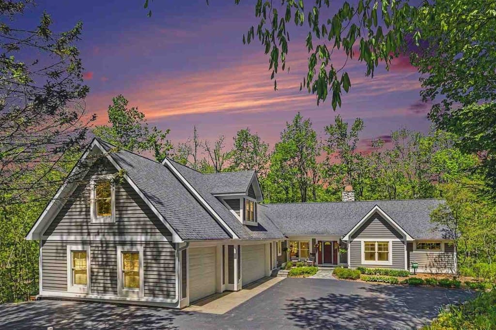 5654 Cherry Ct, Petoskey