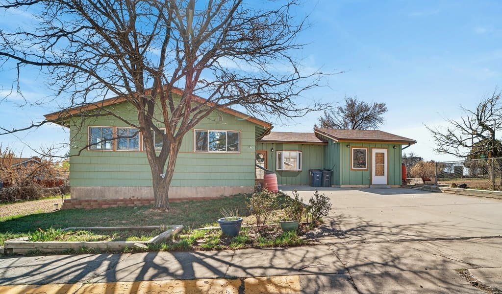 391 Manhattan Loop, Los Alamos