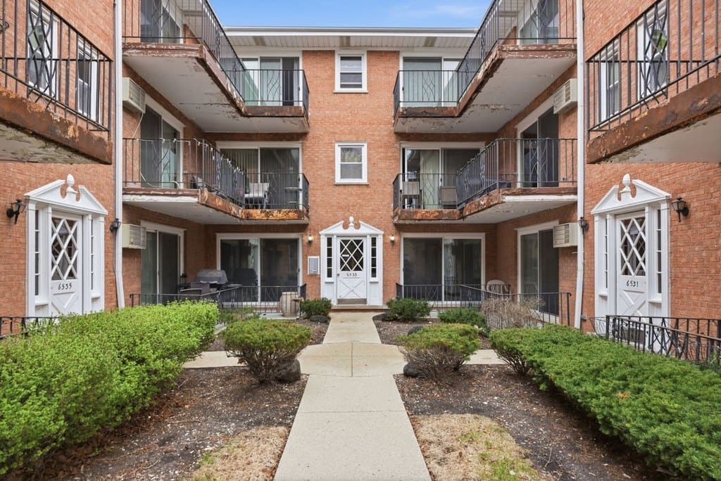 6533 N Northwest Hwy Apt 1C