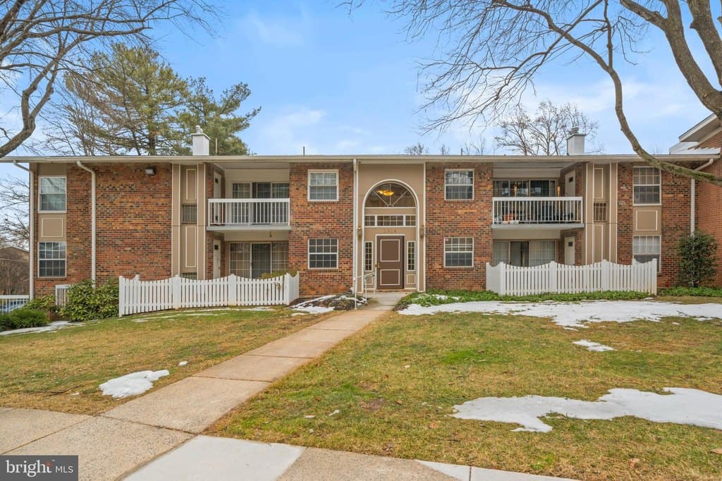 1914 Wilson Ln Apt T2, McLean