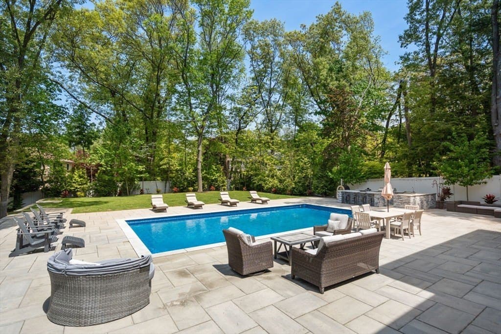 28 Tyler Rd, Lexington