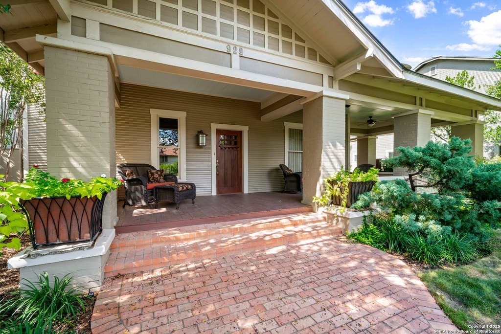 929 Cambridge Oval, San Antonio