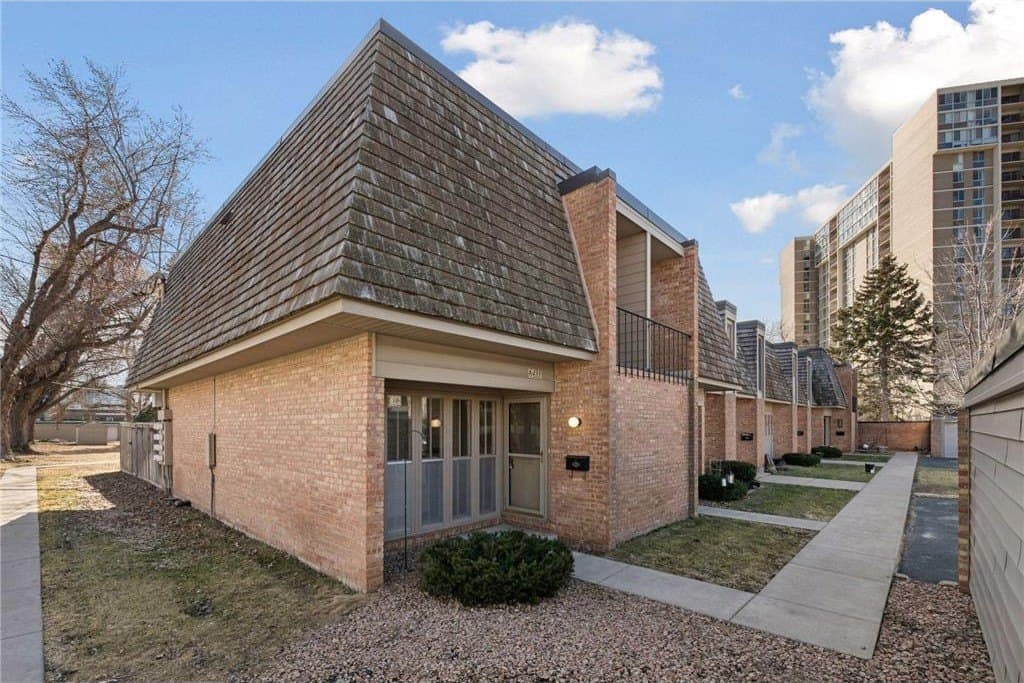 6433 Barrie Rd, Edina