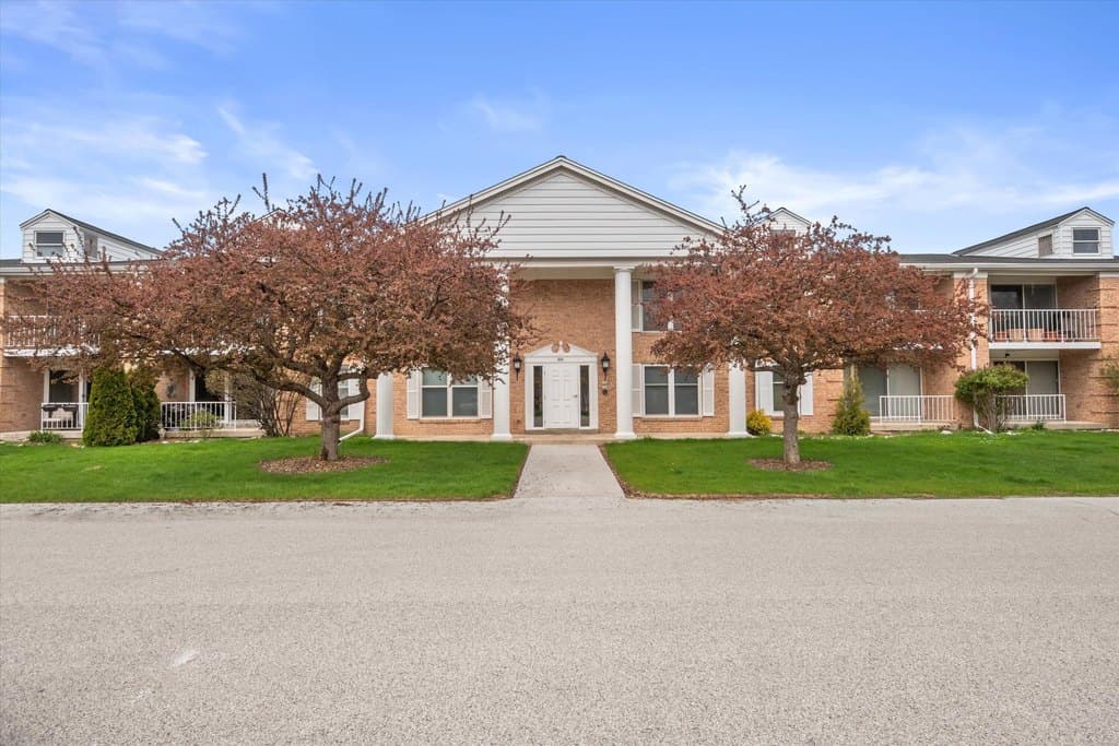 940 W Heritage Ct Apt 102, Mequon