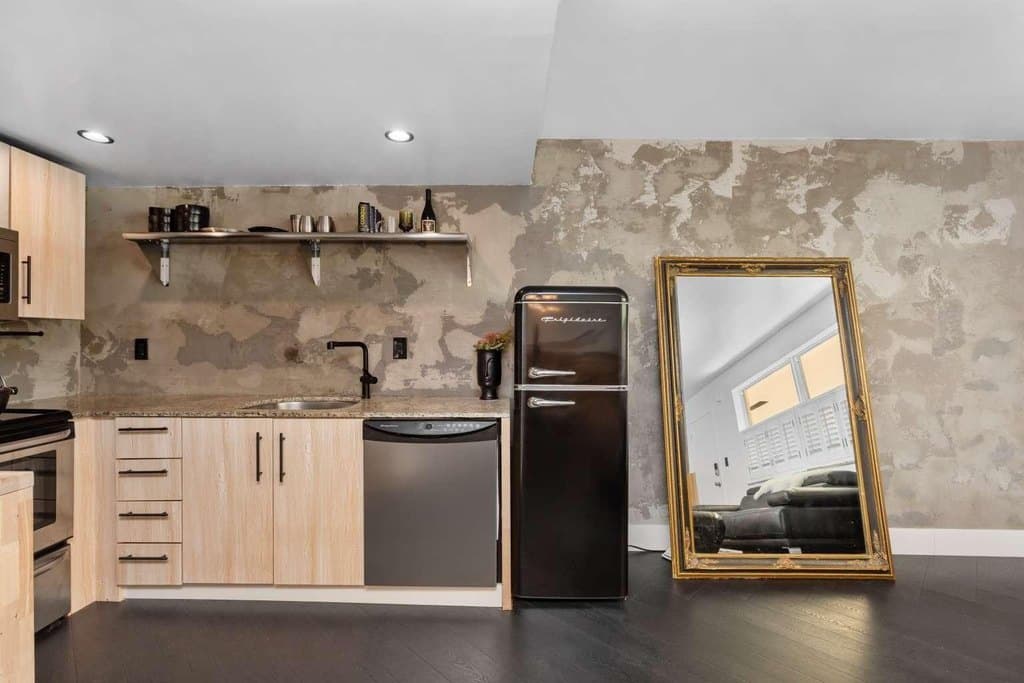 651 NE 60th St Apt 22