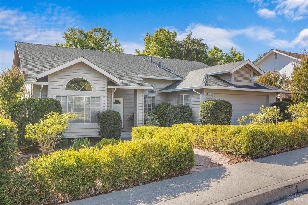 421 Tee Dr, Healdsburg