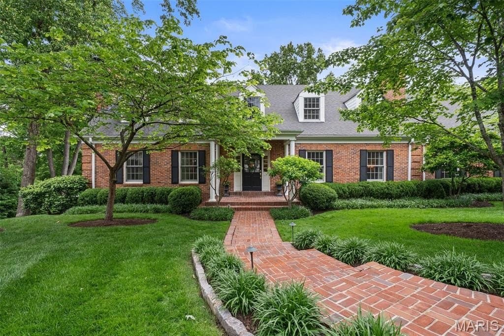 33 Gouvenor Ln, Ladue