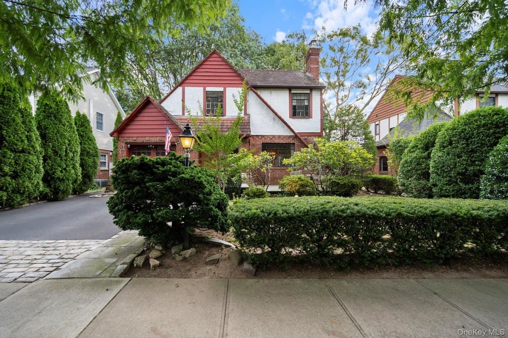 304 Kilburn Rd S, Garden City