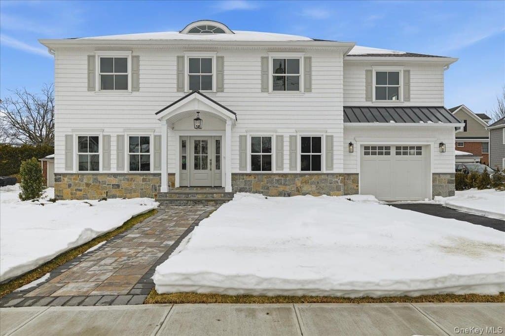 135 Adams St, Garden City