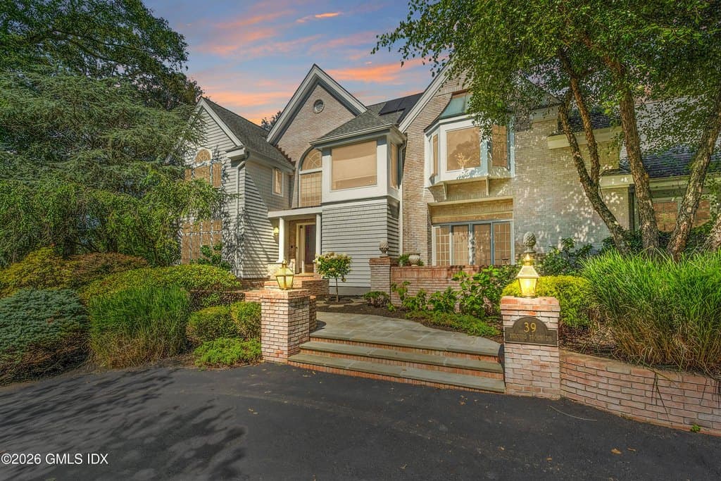 39 Running Brook Ln, New Canaan