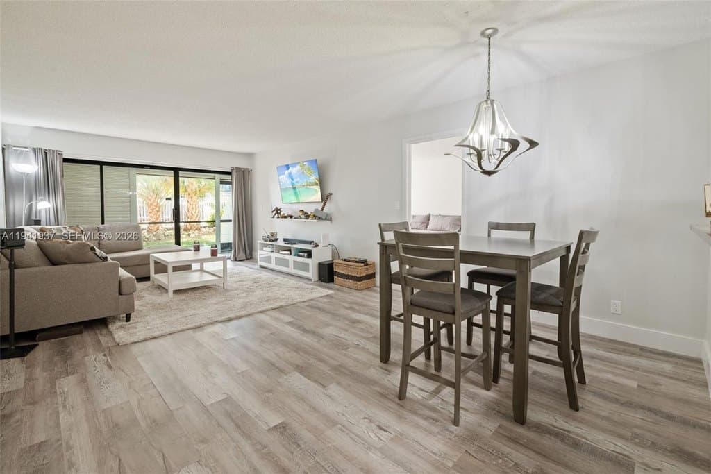 301 Racquet Club Rd Apt 104, Weston