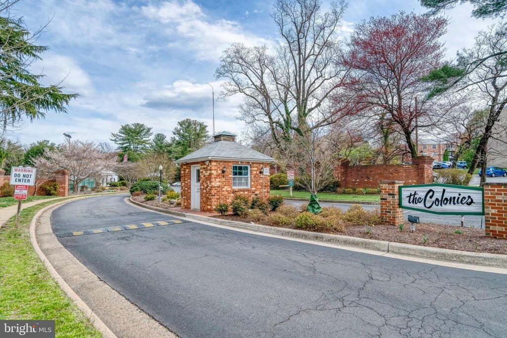 7640 Provincial Dr Apt 204, McLean