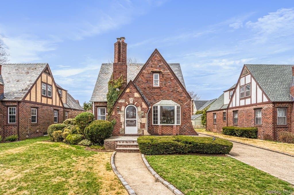 112 New Hyde Park Rd, Garden City