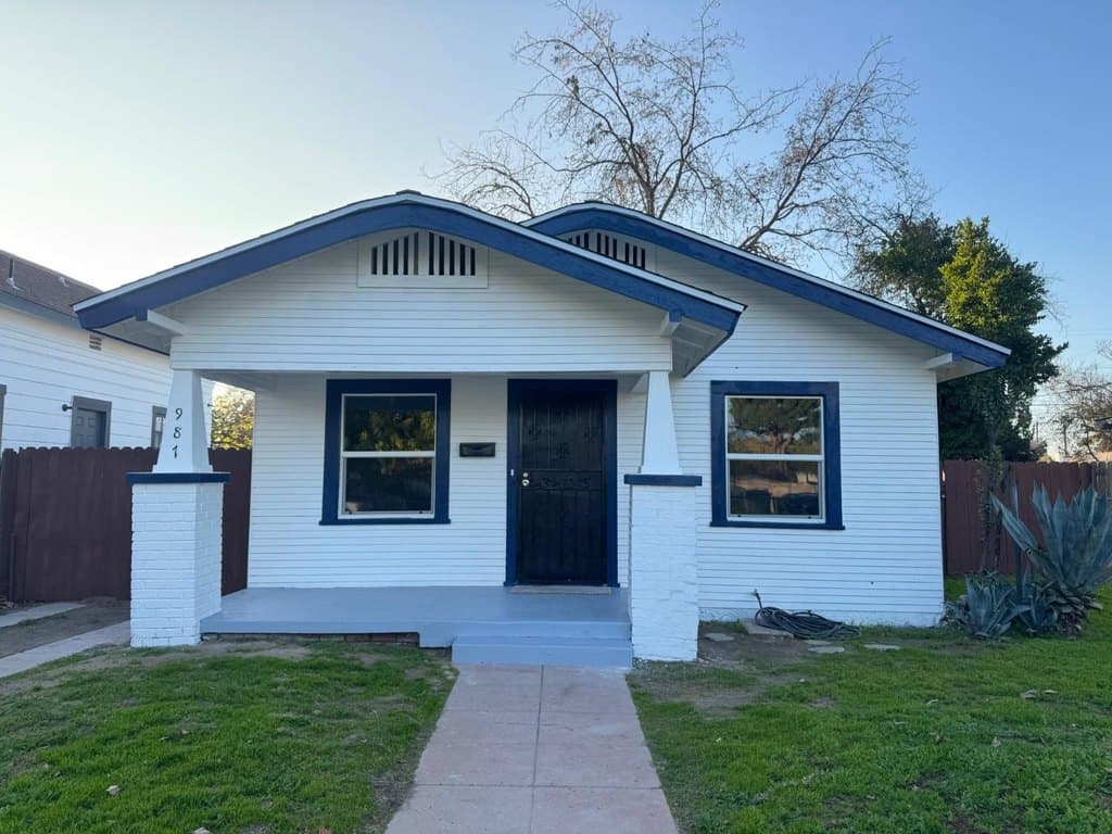 987 N Adoline Ave, Fresno