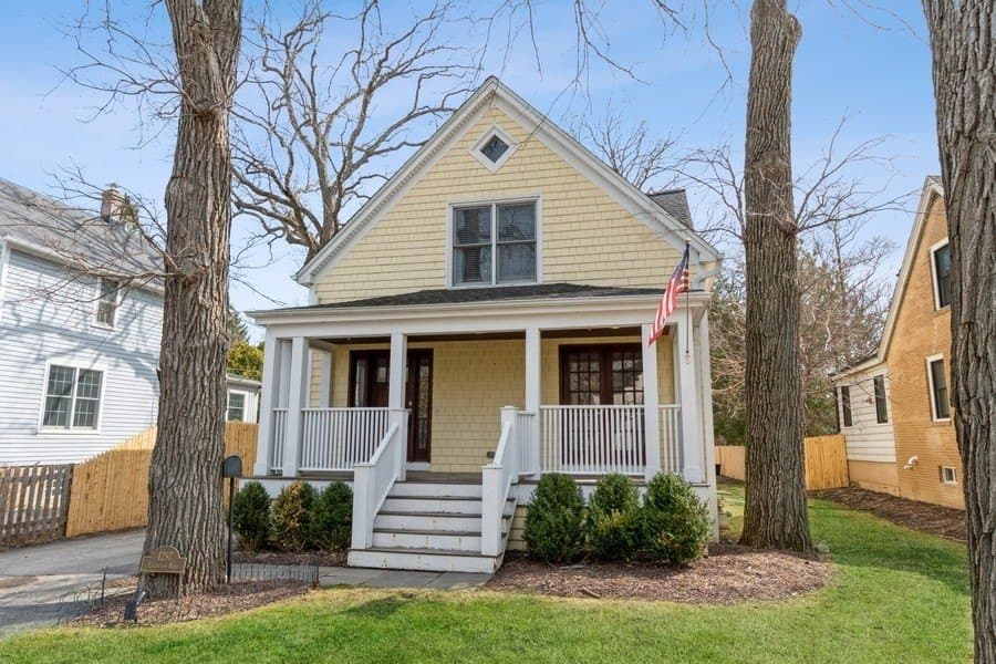 1297 Edgewood Rd, Lake Forest