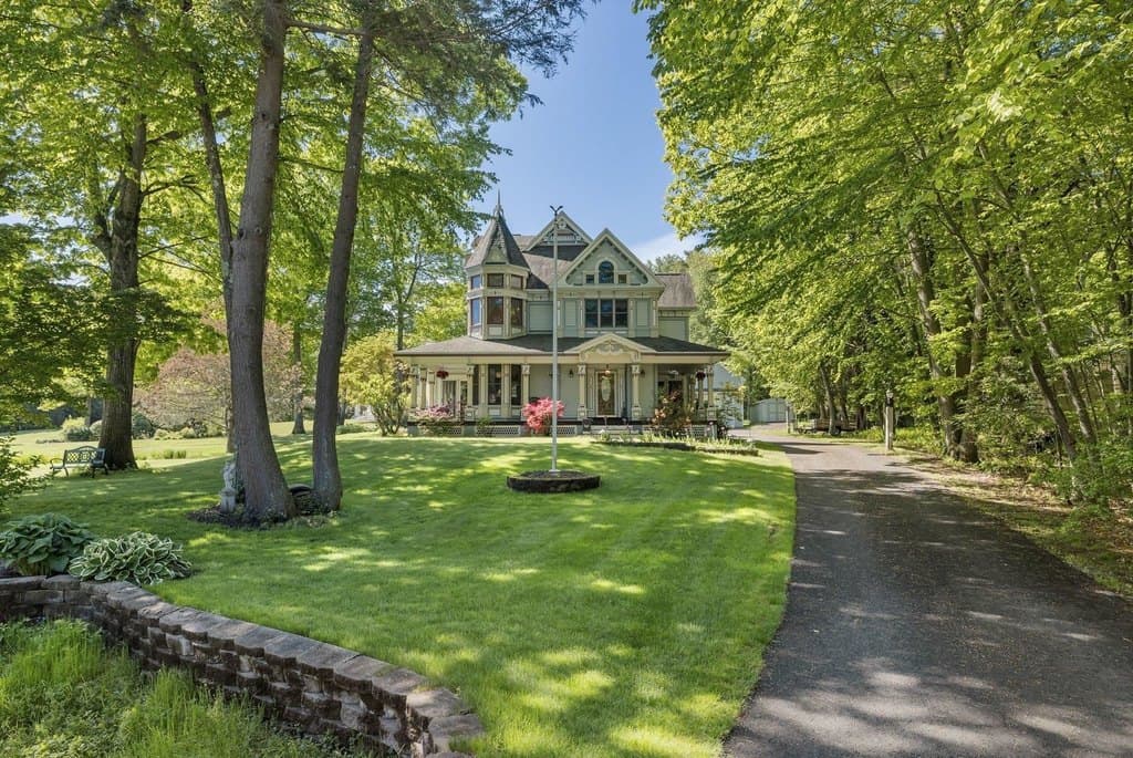 2 Stoneridge Dr