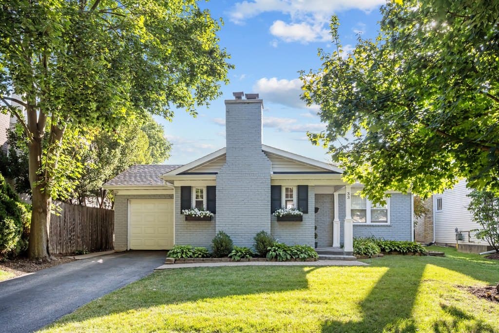 33 S June Ter, Lake Forest