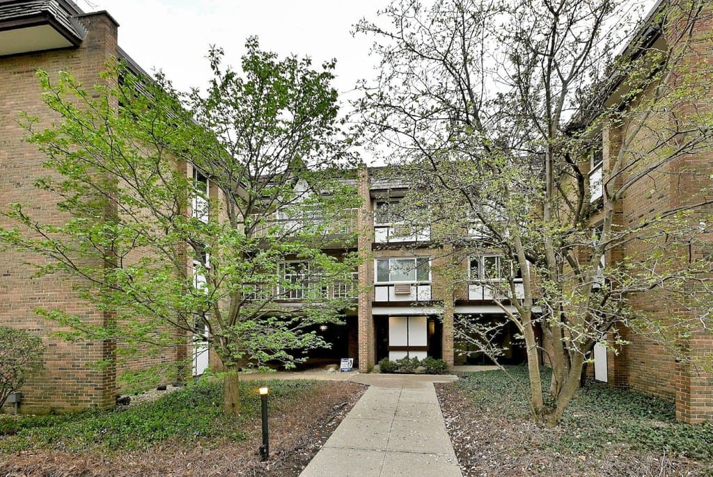 360 Claymoor Ave Unit 2E, Hinsdale