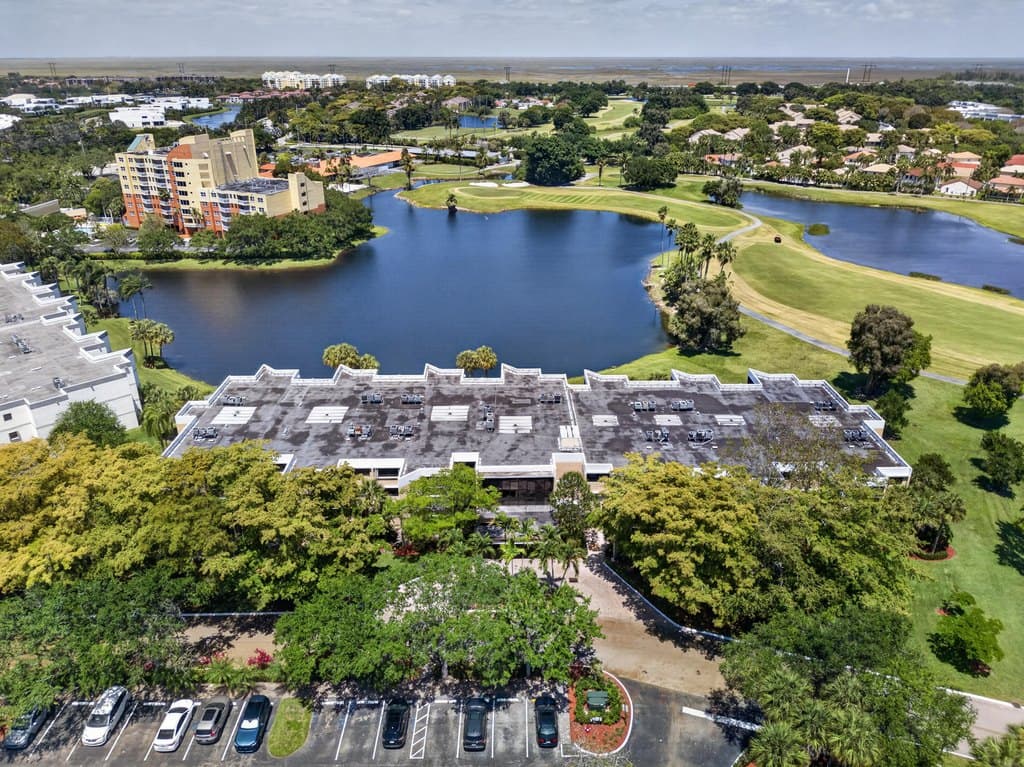16325 Golf Club Rd Apt 302, Weston