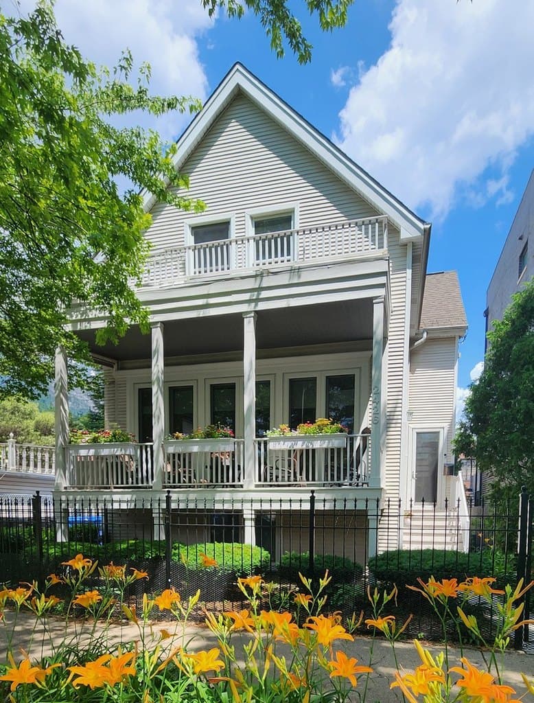 2426 W Lyndale St, Chicago