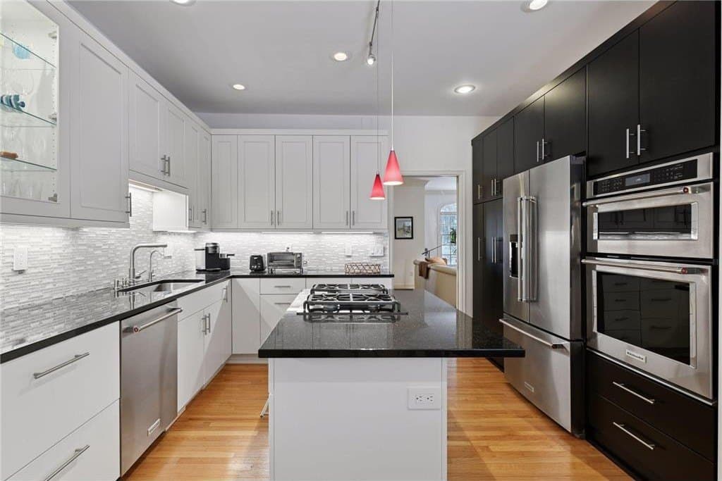 103 Edgewood Ct, Wayzata