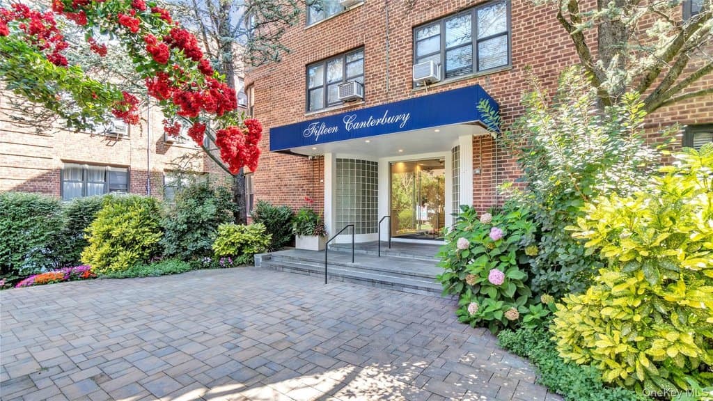 15 Canterbury Rd Apt D18, Great Neck