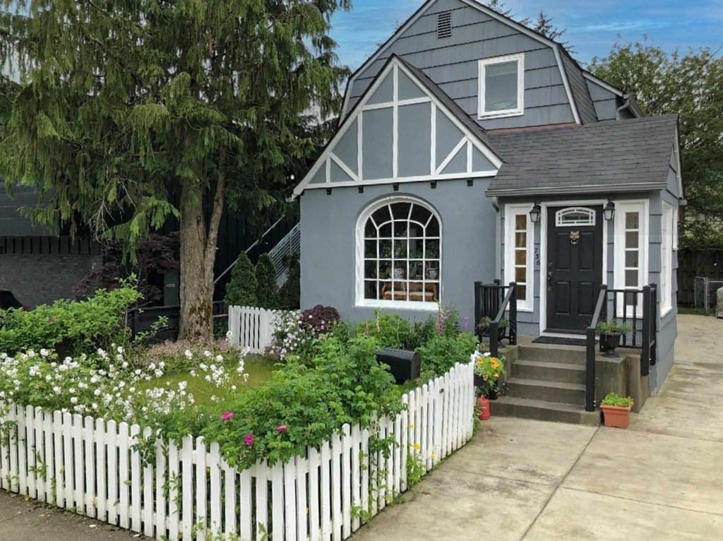 736 W 12th St, Juneau