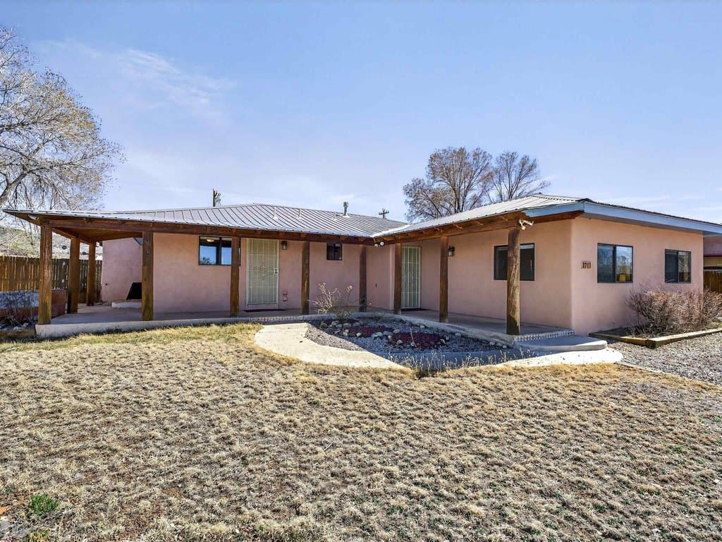711 Cavalry Ct, Taos