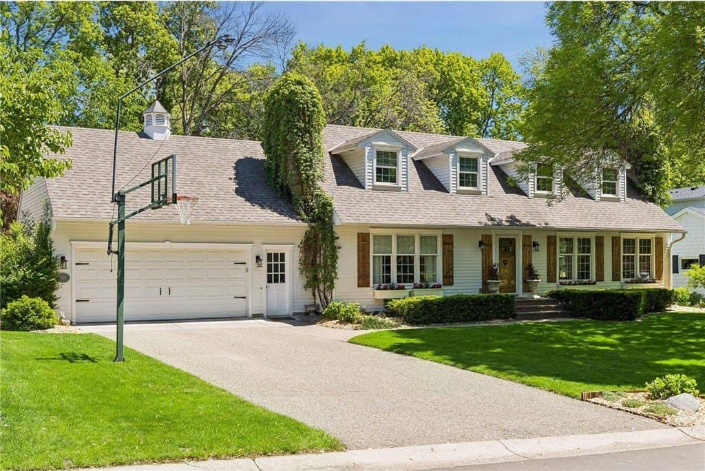 6529 Cherokee Trl, Edina