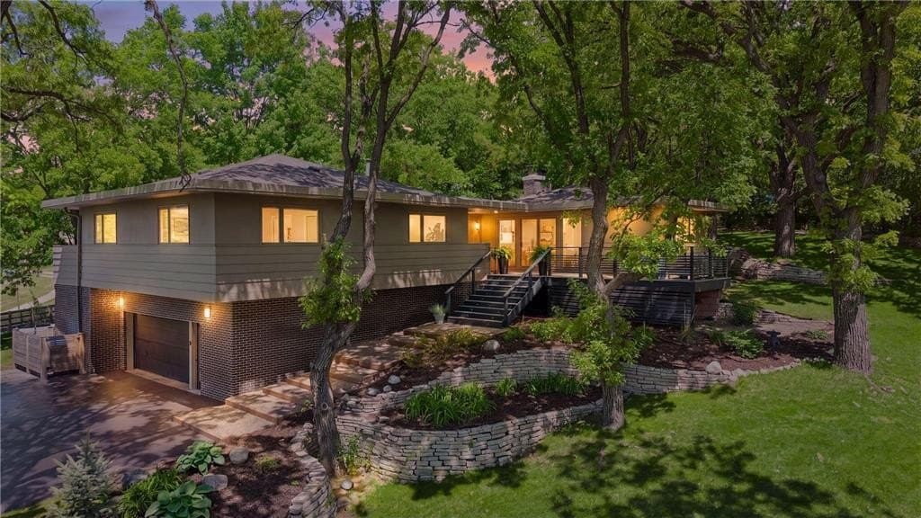 7121 Schey Dr, Edina