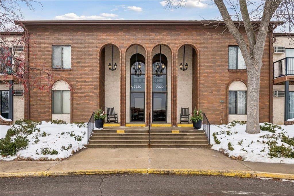 7320 York Ave S Apt 211, Edina