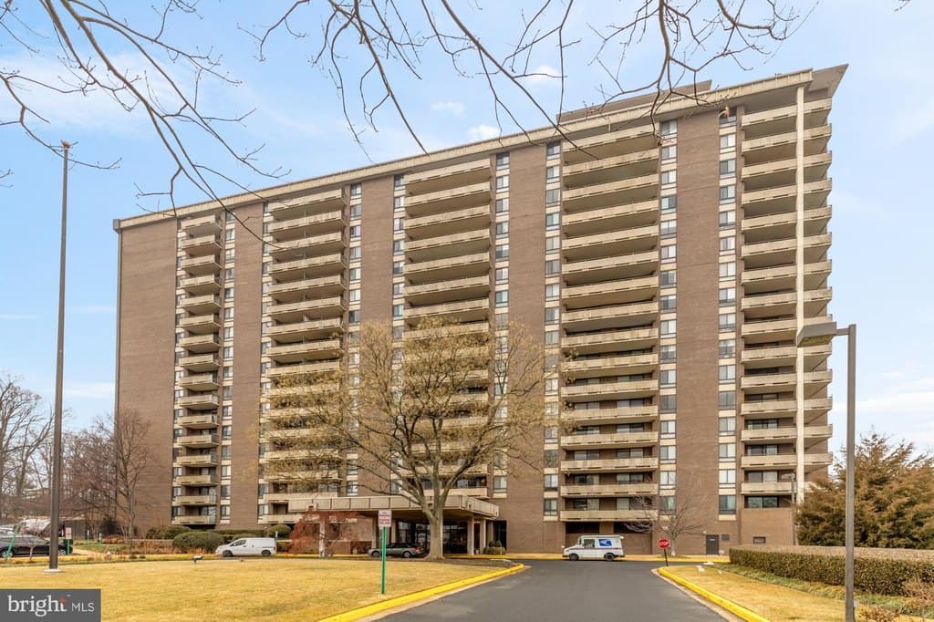 1800 Old Meadow Rd Apt 303, McLean